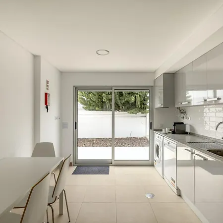 Beachside With Private Garden *